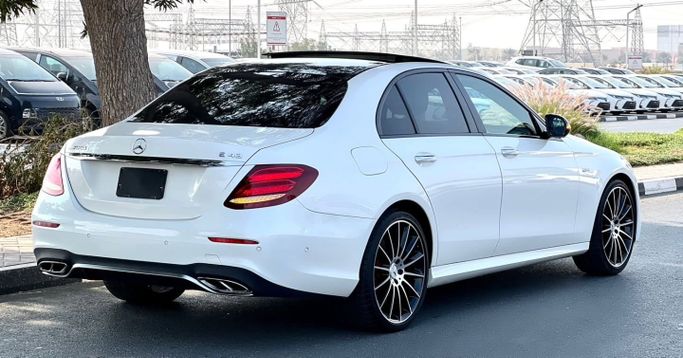 Подержанный Mercedes-Benz E-Class AMG 43 AMG V (W213), 3.0 л, 2018 в Дубае от Saeed Auto Белый цвет. Японская | AUTO.AE