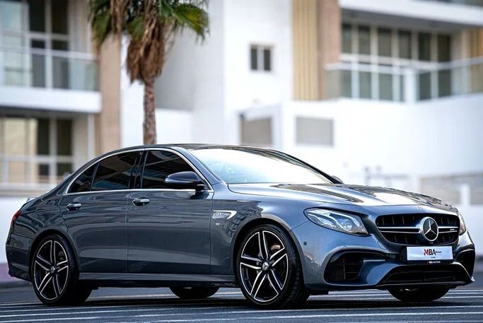 Подержанный Mercedes-Benz E-Class AMG 63 AMG V (W213), 4.0 л, 2019 в Дубае от MBA Motors Серый цвет. Корейская | AUTO.AE