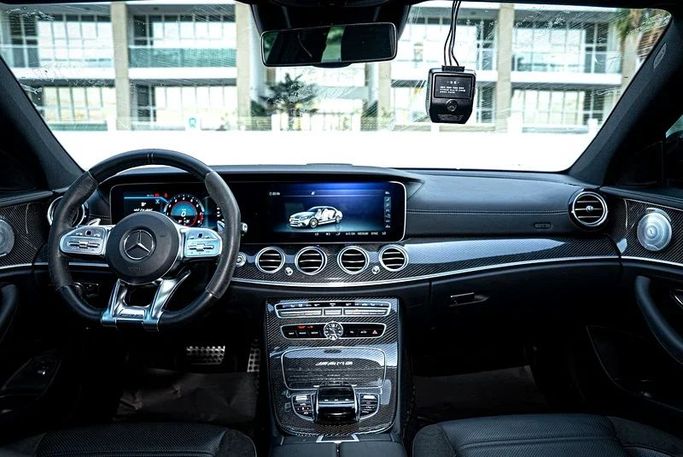 Подержанный Mercedes-Benz E-Class AMG 63 AMG V (W213), 4.0 л, 2019 в Дубае от MBA Motors Серый цвет. Корейская | AUTO.AE