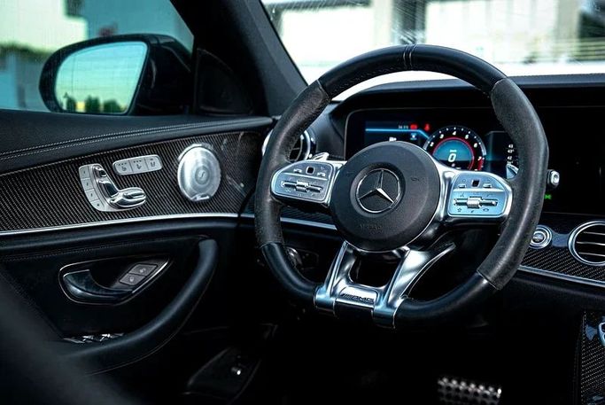 Подержанный Mercedes-Benz E-Class AMG 63 AMG V (W213), 4.0 л, 2019 в Дубае от MBA Motors Серый цвет. Корейская | AUTO.AE