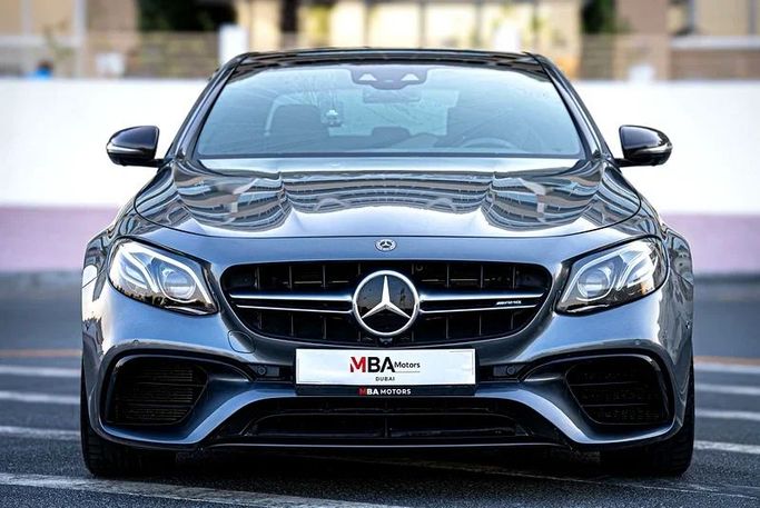 Подержанный Mercedes-Benz E-Class AMG 63 AMG V (W213), 4.0 л, 2019 в Дубае от MBA Motors Серый цвет. Корейская | AUTO.AE
