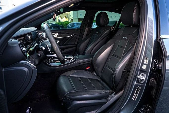Подержанный Mercedes-Benz E-Class AMG 63 AMG V (W213), 4.0 л, 2019 в Дубае от MBA Motors Серый цвет. Корейская | AUTO.AE