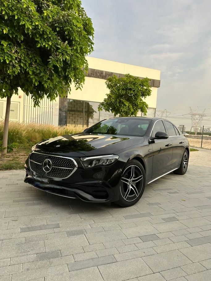 Mercedes-Benz E-Class 350 V (W213, S213, C238) Рестайлинг, 2023 седан бизнес класса в Дубае от GOLDEN GEARS RENT CAR LLC черный цвет | AUTO.AE | Объявление #1736
