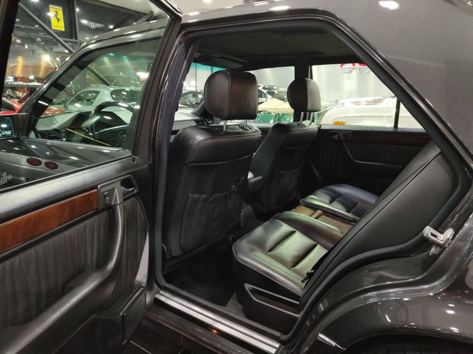 Подержанный Mercedes-Benz E-Class 500 I (W124), 5.0 л, 1994 в Дубае от STAR COLLECTION LLC Черный цвет. Японская | AUTO.AE