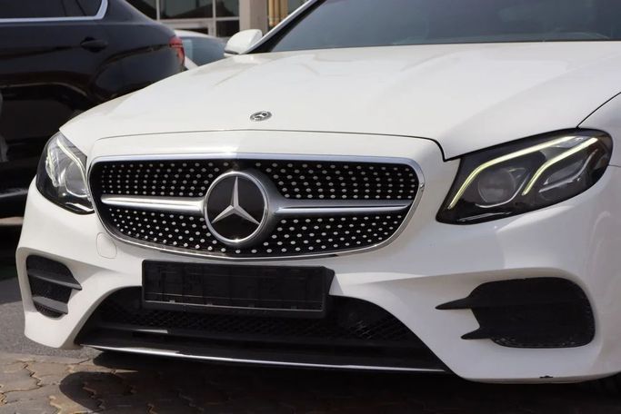 Подержанный Mercedes-Benz E-Class 200 V (W213, S213, C238), 2.0 л, 2018 в Дубае от Dresden Motors Белый цвет. GCC | AUTO.AE