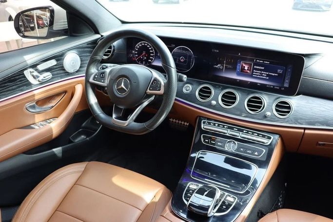 Подержанный Mercedes-Benz E-Class 400 V (W213, S213, C238), 3.0 л, 2018 в Дубае от Dresden Motors Белый цвет. GCC | AUTO.AE