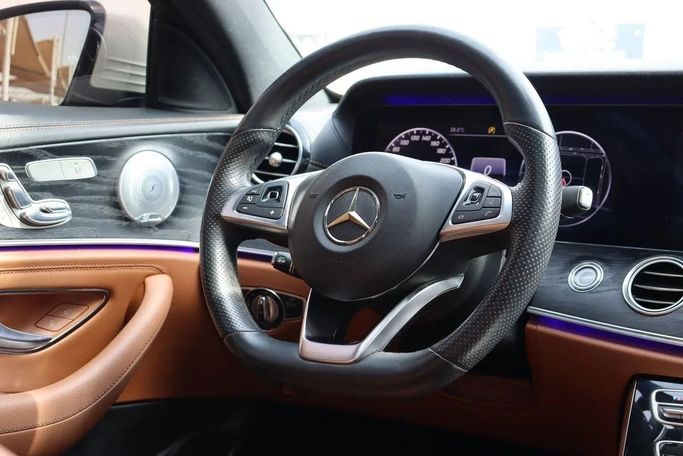 Подержанный Mercedes-Benz E-Class 400 V (W213, S213, C238), 3.0 л, 2018 в Дубае от Dresden Motors Белый цвет. GCC | AUTO.AE