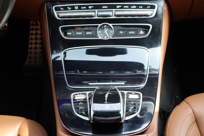 Подержанный Mercedes-Benz E-Class 400 V (W213, S213, C238), 3.0 л, 2018 в Дубае от Dresden Motors Белый цвет. GCC | AUTO.AE