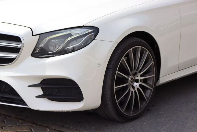 Подержанный Mercedes-Benz E-Class 400 V (W213, S213, C238), 3.0 л, 2018 в Дубае от Dresden Motors Белый цвет. GCC | AUTO.AE