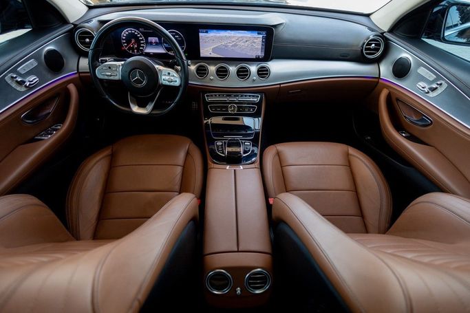 Подержанный Mercedes-Benz E-Class 300 V (W213, S213, C238), 2.0 л, 2020 в Дубае от Linda Cars Черный цвет. GCC | AUTO.AE