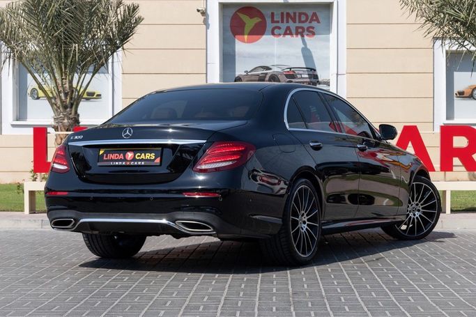 Подержанный Mercedes-Benz E-Class 300 V (W213, S213, C238), 2.0 л, 2020 в Дубае от Linda Cars Черный цвет. GCC | AUTO.AE
