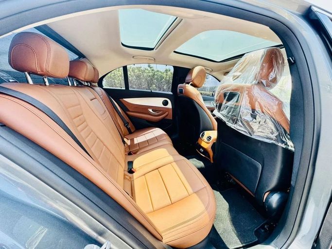 Подержанный Mercedes-Benz E-Class 300 V (W213, S213, C238) Рестайлинг, 2.0 л, 2020 в Дубае от Ideal Cars LLC Серый цвет. GCC | AUTO.AE