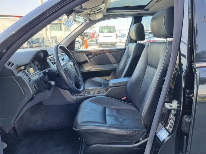 Подержанный Mercedes-Benz E-Class 430 II (W210, S210) Рестайлинг, 4.3 л, 2000 в Дубае от Saeed Auto Черный цвет. Японская | AUTO.AE