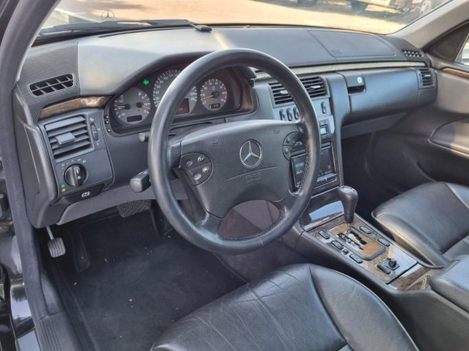 Подержанный Mercedes-Benz E-Class 430 II (W210, S210) Рестайлинг, 4.3 л, 2000 в Дубае от Saeed Auto Черный цвет. Японская | AUTO.AE