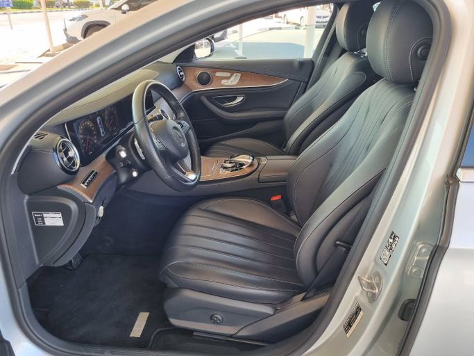 Подержанный Mercedes-Benz E-Class 400 V (W213, S213, C238), 3.0 л, 2018 в Дубае от Saeed Auto Серый цвет. Японская | AUTO.AE