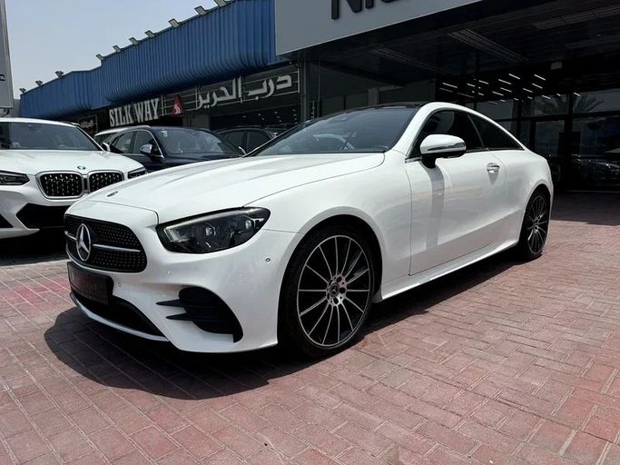 Подержанный Mercedes-Benz E-Class 200 V (W213, S213, C238), 2.0 л, 2021 в Дубае от Nice Cars Motos Белый цвет. GCC | AUTO.AE