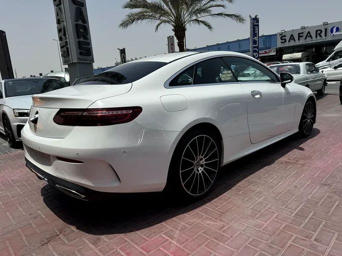 Подержанный Mercedes-Benz E-Class 200 V (W213, S213, C238), 2.0 л, 2021 в Дубае от Nice Cars Motos Белый цвет. GCC | AUTO.AE