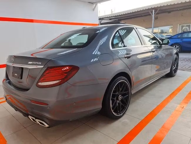 Подержанный Mercedes-Benz E-Class 300 V (W213, S213, C238), 2.0 л, 2017 в Дубае от Gulf Motors Серый цвет. Американская | AUTO.AE