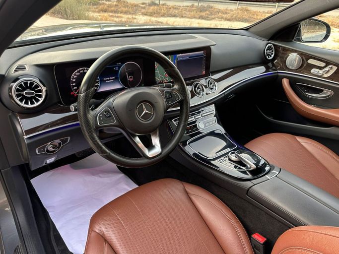 Подержанный Mercedes-Benz E-Class 300 V (W213, S213, C238), 2.0 л, 2017 в Дубае от Alzahiah Cars Серебристый цвет. Американская | AUTO.AE