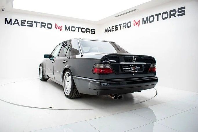 Подержанный Mercedes-Benz E-Class 500 I (W124), 5.0 л, 1993 в Дубае от Maestro Motors Черный цвет. Японская | AUTO.AE