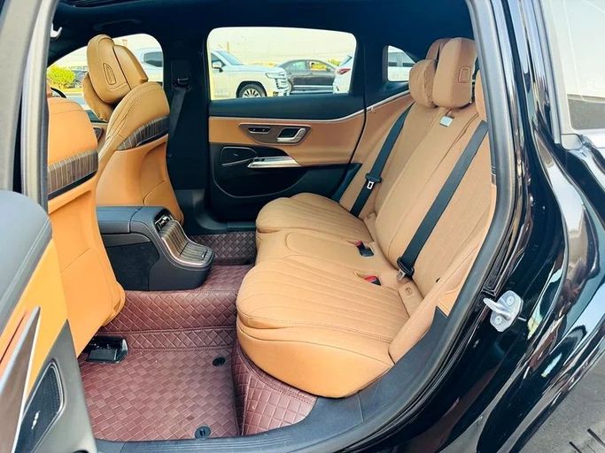 Подержанный Mercedes-Benz E-Class 300 L VI (W214, S214), 2.0 л, 2024 в Дубае от Mirza Automobile FZE Черный цвет. Китайская | AUTO.AE