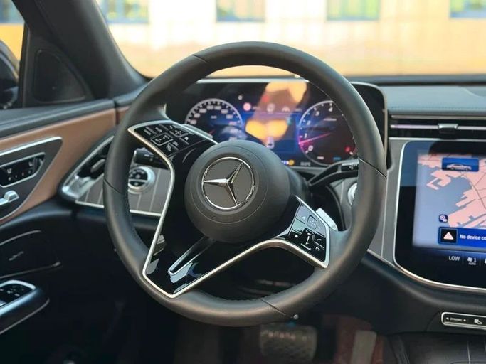 Подержанный Mercedes-Benz E-Class 300 L VI (W214, S214), 2.0 л, 2024 в Дубае от Mirza Automobile FZE Черный цвет. Китайская | AUTO.AE