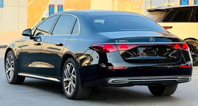 Подержанный Mercedes-Benz E-Class 300 L VI (W214, S214), 2.0 л, 2024 в Дубае от Mirza Automobile FZE Черный цвет. Китайская | AUTO.AE