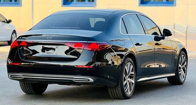 Подержанный Mercedes-Benz E-Class 300 L VI (W214, S214), 2.0 л, 2024 в Дубае от Mirza Automobile FZE Черный цвет. Китайская | AUTO.AE
