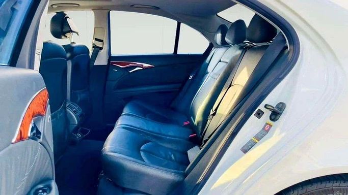 Подержанный Mercedes-Benz E-Class 240 III (W211, S211), 2.6 л, 2003 в Дубае от Mirza Automobile FZE Белый цвет. Японская | AUTO.AE