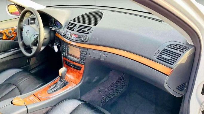 Подержанный Mercedes-Benz E-Class 240 III (W211, S211), 2.6 л, 2003 в Дубае от Mirza Automobile FZE Белый цвет. Японская | AUTO.AE