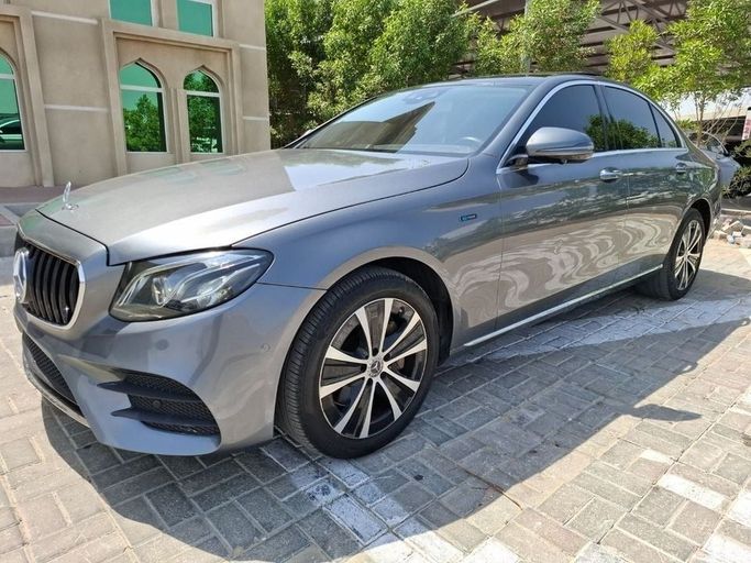 Подержанный Mercedes-Benz E-Class 300 e V (W213, S213, C238), 2.0 л, 2019 в Дубае от Barkat Alrahmen Motors Серый цвет. Корейская | AUTO.AE