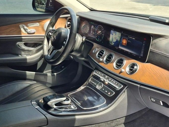 Подержанный Mercedes-Benz E-Class 300 e V (W213, S213, C238), 2.0 л, 2019 в Дубае от Barkat Alrahmen Motors Серый цвет. Корейская | AUTO.AE