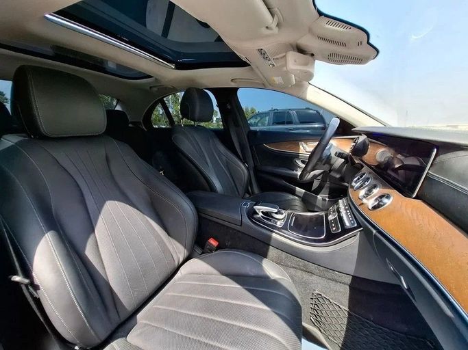 Подержанный Mercedes-Benz E-Class 300 e V (W213, S213, C238), 2.0 л, 2019 в Дубае от Barkat Alrahmen Motors Серый цвет. Корейская | AUTO.AE