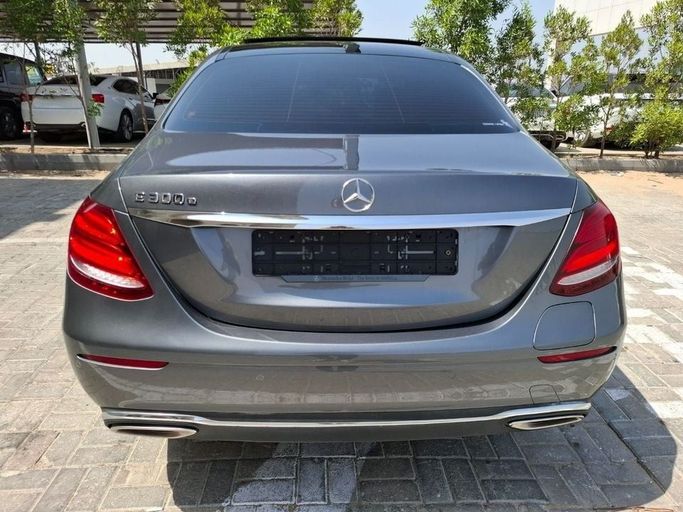 Подержанный Mercedes-Benz E-Class 300 e V (W213, S213, C238), 2.0 л, 2019 в Дубае от Barkat Alrahmen Motors Серый цвет. Корейская | AUTO.AE