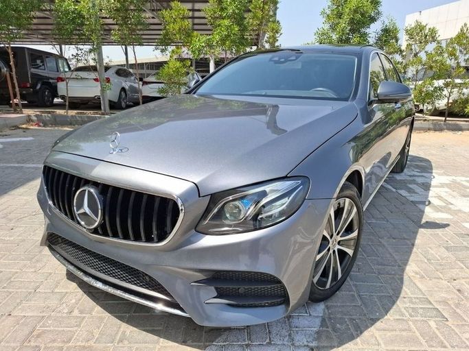 Подержанный Mercedes-Benz E-Class 300 e V (W213, S213, C238), 2.0 л, 2019 в Дубае от Barkat Alrahmen Motors Серый цвет. Корейская | AUTO.AE