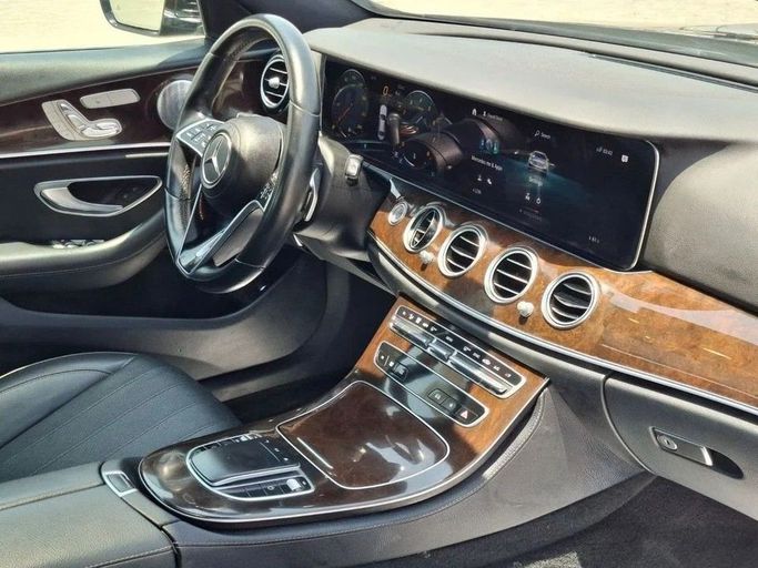 Подержанный Mercedes-Benz E-Class 350 V (W213, S213, C238) Рестайлинг, 2.0 л, 2021 в Дубае от Barkat Alrahmen Motors Черный цвет. Американская | AUTO.AE