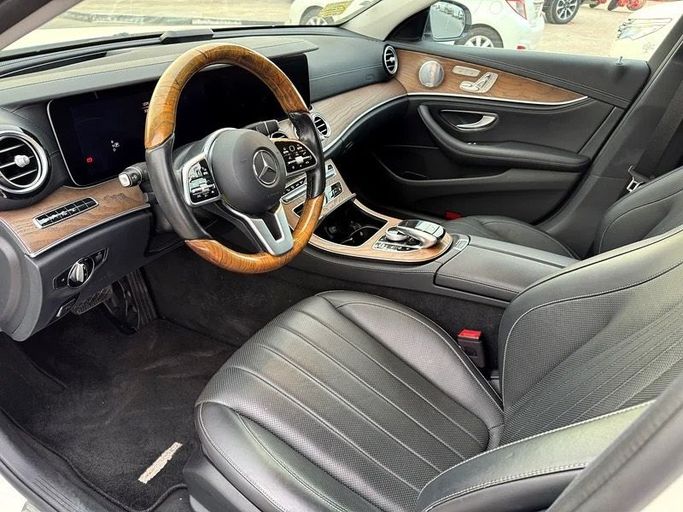 Подержанный Mercedes-Benz E-Class 450 V (W213, S213, C238), 3.0 л, 2019 в Дубае от Lucky Star Motors Белый цвет. Японская | AUTO.AE