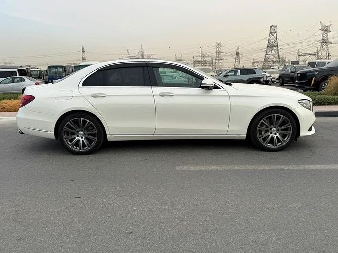 Подержанный Mercedes-Benz E-Class 450 V (W213, S213, C238), 3.0 л, 2019 в Дубае от Lucky Star Motors Белый цвет. Японская | AUTO.AE