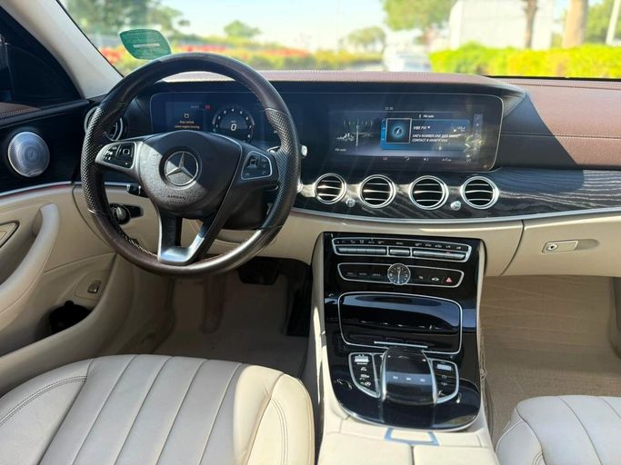 مستعملة Mercedes-Benz E-Class 200 V (W213، S213، C238), 2.0 l, 2017 في في دبي من Ideal Cars LLC، اللون أحمر. مواصفات الخليج | AUTO.AE