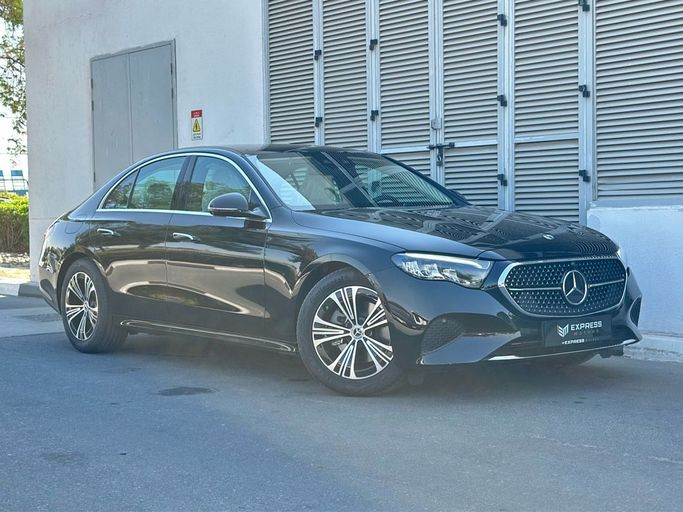 مستعملة Mercedes-Benz E-Class 200 السادس (W214، S214), 2.0 l, 2025 في في دبي من Express Motors، اللون أسود. المواصفات الكورية | AUTO.AE