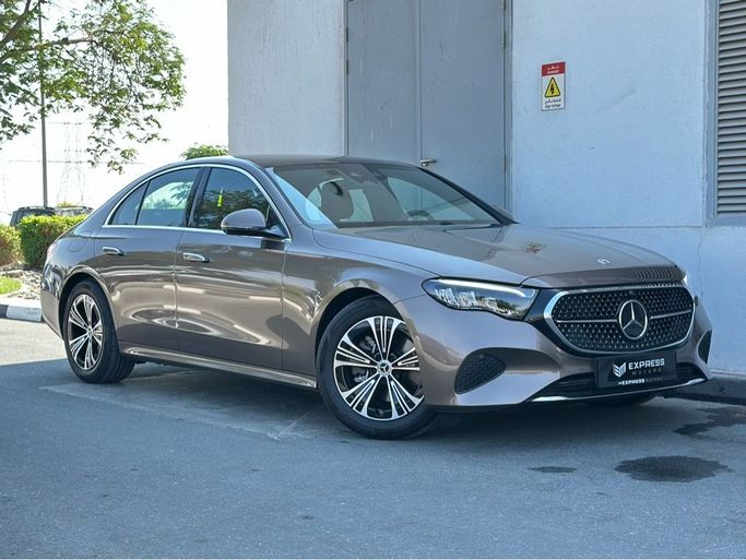 مستعملة Mercedes-Benz E-Class 200 السادس (W214، S214), 2.0 l, 2025 في في دبي من Express Motors، اللون بني. المواصفات الكورية | AUTO.AE