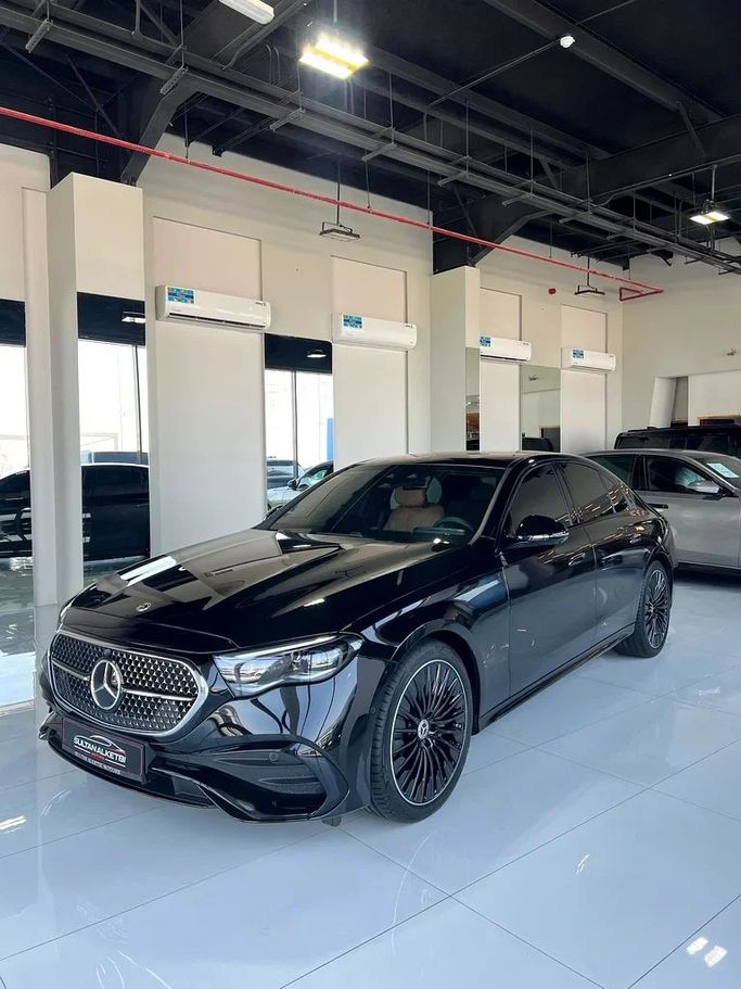 جديدة Mercedes-Benz E-Class 200 السادس (W214، S214), 2.0 l, 2025 في في دبي من Sultan Al Kutbi Motors، اللون أسود. المواصفات الأوروبية | AUTO.AE