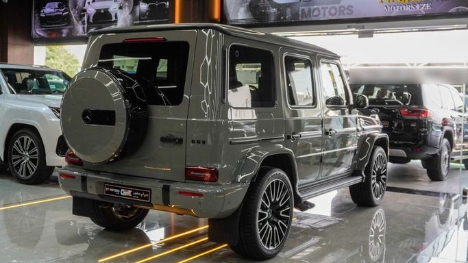 Новый Mercedes-Benz G-Class AMG 63 AMG II (W465) Рестайлинг, 4.0 л, 2025 в Дубае от Najem Motors Серый цвет. GCC | AUTO.AE