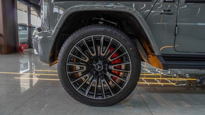 Новый Mercedes-Benz G-Class AMG 63 AMG II (W465) Рестайлинг, 4.0 л, 2025 в Дубае от Najem Motors Серый цвет. GCC | AUTO.AE