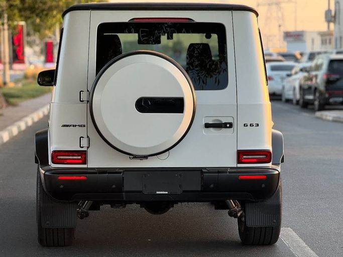Подержанный Mercedes-Benz G-Class AMG 63 AMG II (W463), 4.0 л, 2023 в Дубае от Lakhani Motors Белый цвет. Японская | AUTO.AE