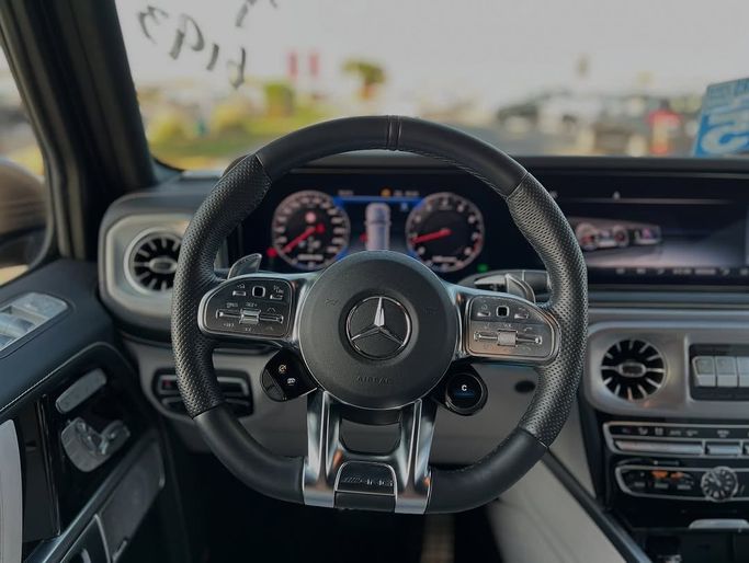 Подержанный Mercedes-Benz G-Class AMG 63 AMG II (W463), 4.0 л, 2023 в Дубае от Lakhani Motors Белый цвет. Японская | AUTO.AE