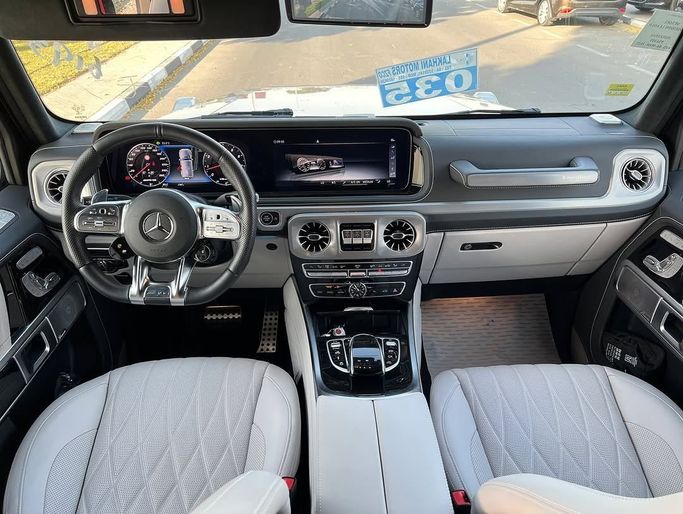 Подержанный Mercedes-Benz G-Class AMG 63 AMG II (W463), 4.0 л, 2023 в Дубае от Lakhani Motors Белый цвет. Японская | AUTO.AE