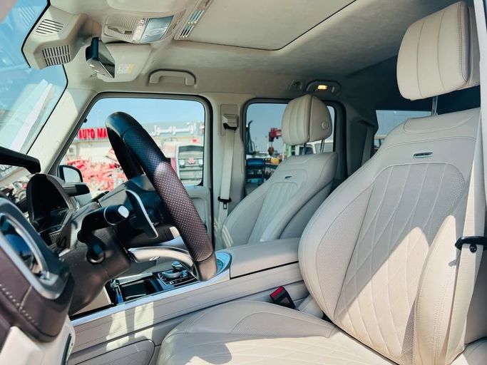 Подержанный Mercedes-Benz G-Class AMG 63 AMG II (W463), 4.0 л, 2021 в Дубае от Lakhani Motors Белый цвет. Японская | AUTO.AE