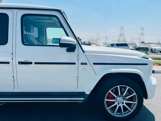 Подержанный Mercedes-Benz G-Class AMG 63 AMG II (W463), 4.0 л, 2021 в Дубае от Lakhani Motors Белый цвет. Японская | AUTO.AE