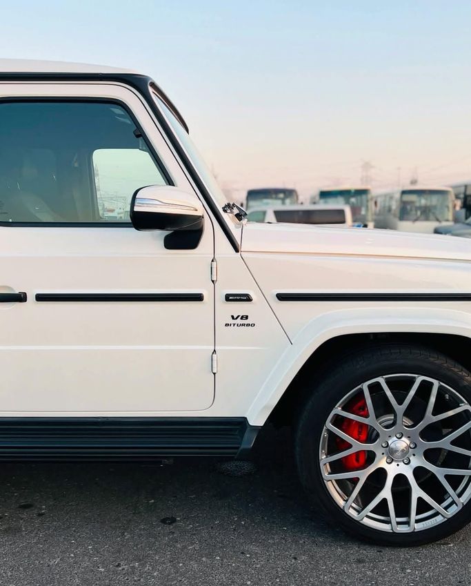 Подержанный Mercedes-Benz G-Class AMG 63 AMG II (W463), 4.0 л, 2021 в Дубае от Lakhani Motors Белый цвет. Японская | AUTO.AE